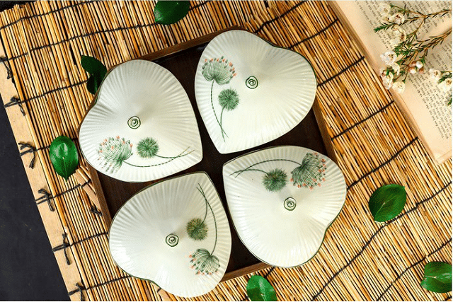 Khay mứt tết vẽ bồ công anh
